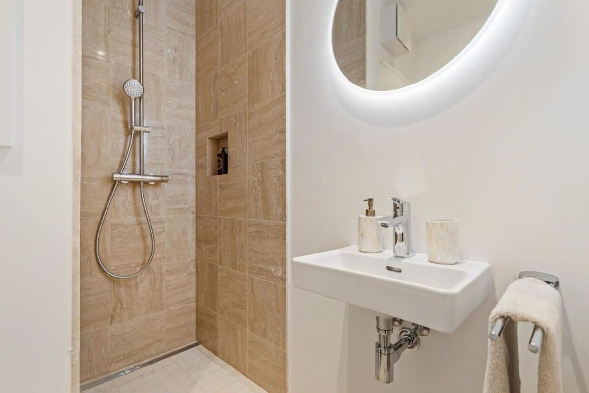Modern Studio With King Bed, Walk To Attractions Λουξεμβούργο Εξωτερικό φωτογραφία